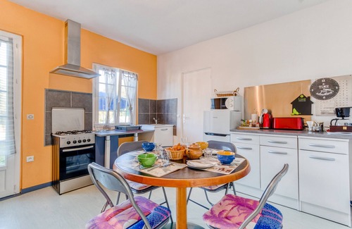 Noyant-Villages Maison | Maison de vacances 'Gîte Bricabroc' avec piscine partagée, terrasse privée et Wi-Fi
