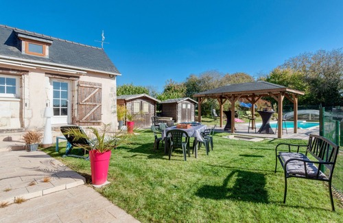 Noyant-Villages Maison | Maison de vacances 'Gîte Bricabroc' avec piscine partagée, terrasse privée et Wi-Fi