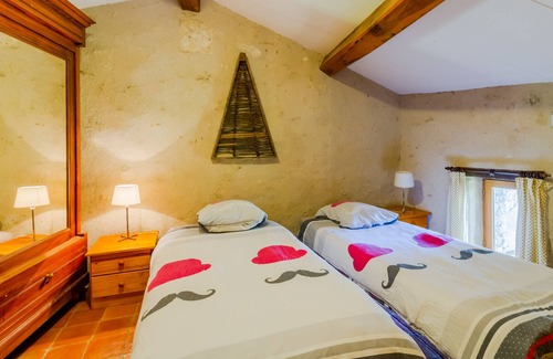 Monflanquin Maison | Holiday Home 'Côté Four' with Shared Pool, Garden, Terrace & Wi-Fi