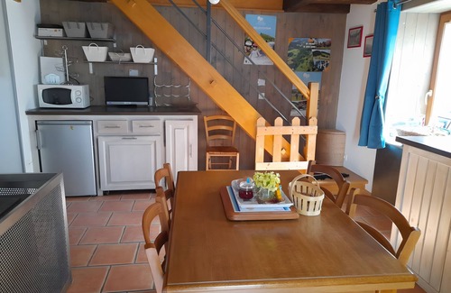 Servance-Miellin Maison | Holiday Home 'Charmante Maison Les Volets Bleus' with Private Garden and Wi-Fi