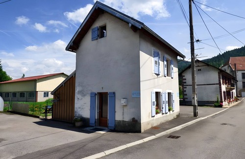 Servance-Miellin Maison | Holiday Home 'Charmante Maison Les Volets Bleus' with Private Garden and Wi-Fi