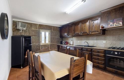 Resende Maison | Maison de vacances Casa do Valado avec vue sur les montagnes, piscine, connexion Wi-Fi et jardin ; Parking disponible