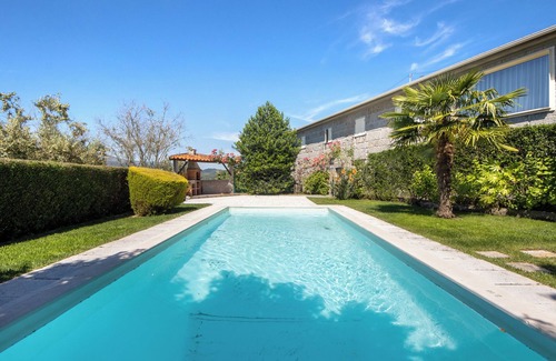 Resende Maison | Maison de vacances Casa do Valado avec vue sur les montagnes, piscine, connexion Wi-Fi et jardin ; Parking disponible