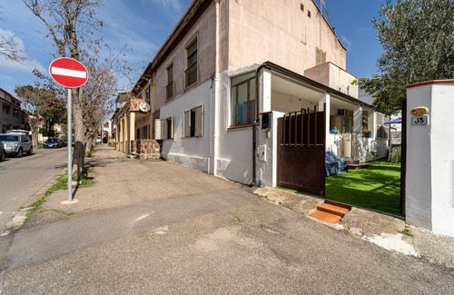 Carbonia Maison | Holiday Home "Casa Gio" with Shared Garden & Wi-Fi
