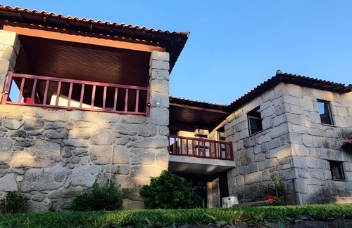Povoa de Lanhoso Maison | Holiday Home 'Casa Nova Das Oliveiras' with Mountain View, Wi-Fi and Air Conditioning