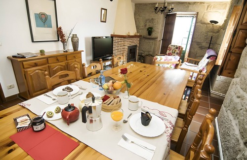 Areas Appartement | Holiday Home 'Casa Rectoral Apartamento Regueiro' with Mountain View, Shared Pool and Wi-Fi