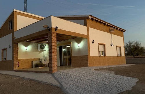 Albudeite Maison | Holiday Home 'Casa Rural El Jardín De Sara' with Mountain View, Wi-Fi and Air Conditioning
