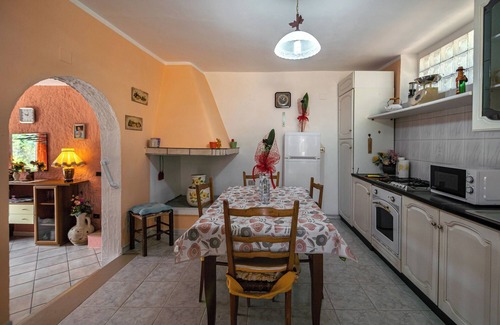 Iglesias Historic Centre Maison | Maison de vacances "Casa Teresa" avec vue sur les montagnes, terrasse privée et climatisation.