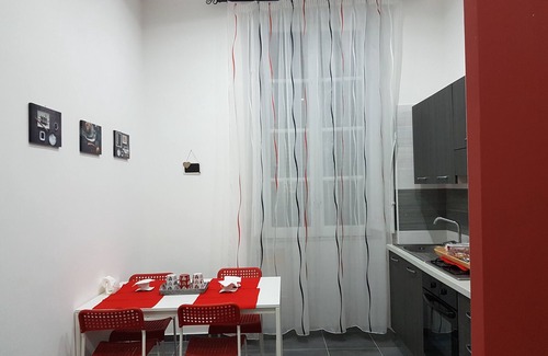 Vasto Appartement | HOLIDAY HOME Central Station, Business Center, Naples city centre, Mary's Room