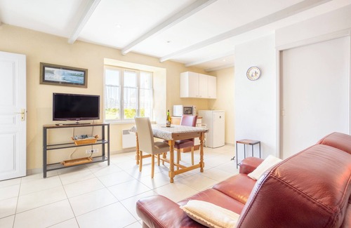 Mahalon Maison | Holiday Home 'Cheminée, Kerantum, Au Calme' with Shared Garden and Wi-Fi