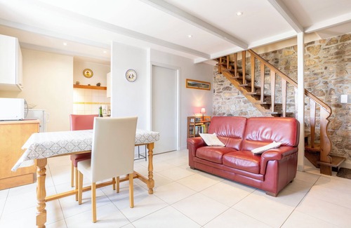 Mahalon Maison | Holiday Home 'Cheminée, Kerantum, Au Calme' with Shared Garden and Wi-Fi