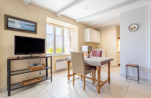 Mahalon Maison | Holiday Home 'Cheminée, Kerantum, Au Calme' with Shared Garden and Wi-Fi