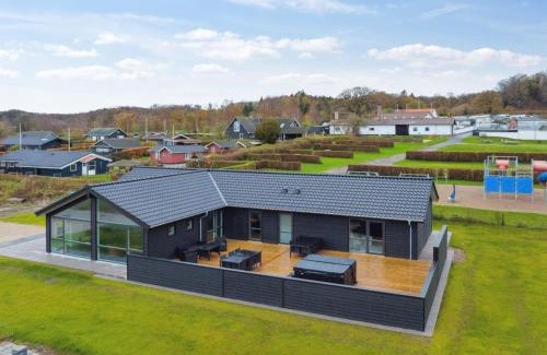 Grønninghoved Strand Maison | Holiday Home Clare - 100m from the sea by Interhome