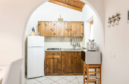 Baja Sardinia Maison | Chalet à proximité de la plage avec jardin et terrasse ; animaux de compagnie admis