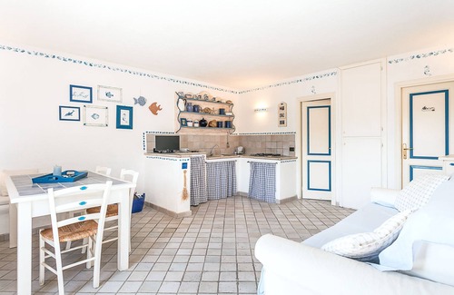 Baja Sardinia Maison | Maison de vacances près de la plage avec terrasse et vue sur mer ; Animaux acceptés