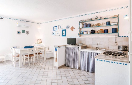 Baja Sardinia Maison | Maison de vacances près de la plage avec terrasse et vue sur mer ; Animaux acceptés