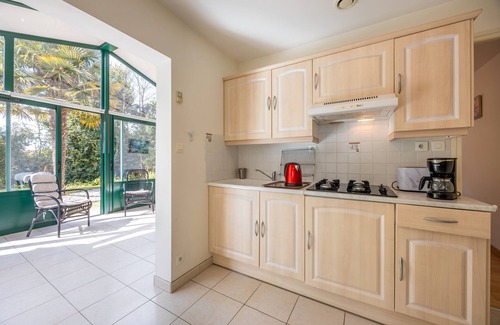 Challans Maison | Holiday Home 'Du Peintre' with Private Terrace, Wi-Fi and Air Conditioning