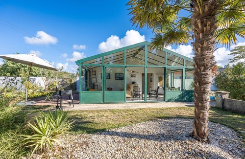 Challans Maison | Holiday Home 'Du Peintre' with Private Terrace, Wi-Fi and Air Conditioning
