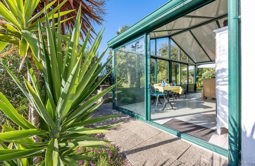 Challans Maison | Holiday Home 'Du Peintre' with Private Terrace, Wi-Fi and Air Conditioning