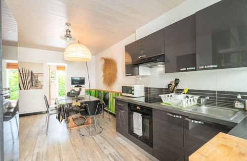 Chaillevette Maison | Holiday Home 'Du Porche' with Private Terrace and Wi-Fi
