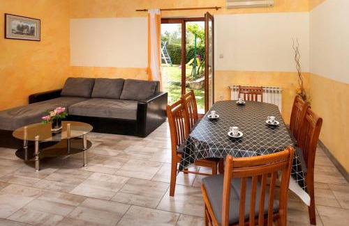 Modrusani Maison | Holiday home Ecio , s velikim vrtom, potpuno ograđena,