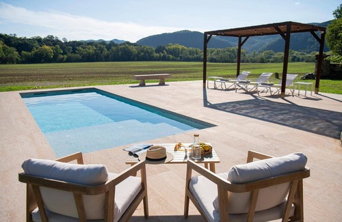 Beguda Maison | Holiday Home 'El Graner' with Mountain Views, Private Pool and Wi-Fi