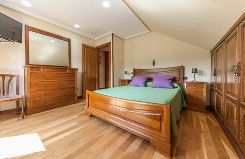 Sevares Maison | Holiday Home 'El Pongallin' with Lake View, Private Terrace and Wi-Fi