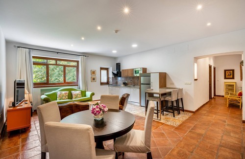 Durcal Appartement | Holiday Home 'El Río' with Shared Pool, Shared Garden & Wi-Fi