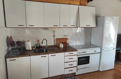 Ramil Appartement | Holiday Home Elena – with Mountain Views, Private Garden and Wi-Fi