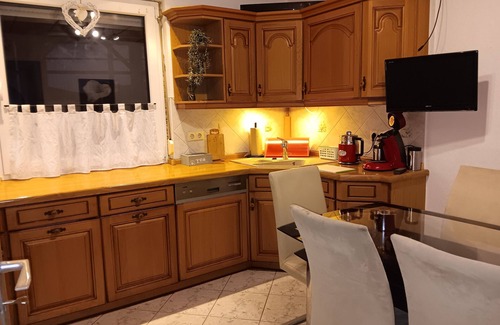 Frankenhain Maison | Holiday Home 'Fewo Zum Huberts Schweinchen' with Mountain View and Wi-Fi