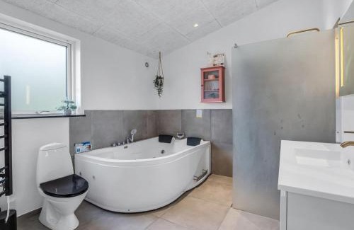 Bjert Maison | Holiday Home Fin - 150m from the sea by Interhome