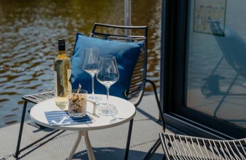 Mettlach Maison | Holiday Home Floating Home-Hausboot in Mettlach Hafen by Interhome