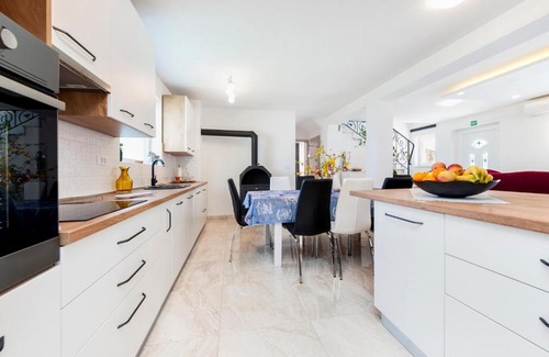 Debeljuhi Maison | Holiday Home Fradelani