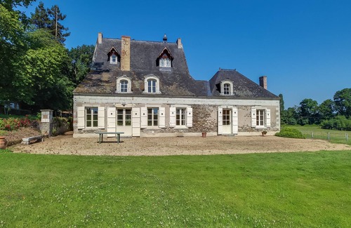 Montreuil-Juigne Autre | Holiday Home 'Gîte De Charme Bord De La Mayenne' with Shared Terrace and Wi-Fi