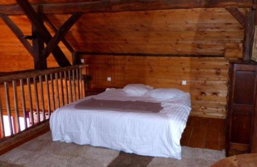Vaulx Maison | Holiday Home 'Gite La Salicorne' with Mountain View, Shared Pool and Wi-Fi