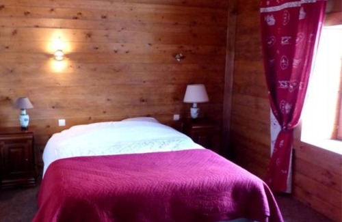 Vaulx Maison | Holiday Home 'Gite La Salicorne' with Mountain View, Shared Pool and Wi-Fi