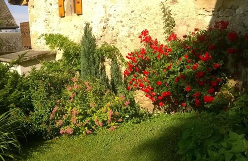 Vaulx Maison | Holiday Home 'Gite La Salicorne' with Mountain View, Shared Pool and Wi-Fi