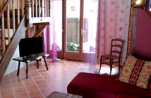 Vaulx Maison | Holiday Home 'Gite La Salicorne' with Mountain View, Shared Pool and Wi-Fi