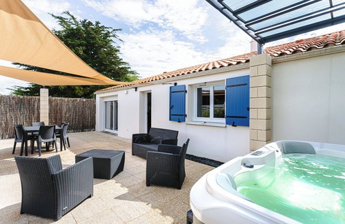 Marans Maison | Maison de vacances 'Gîte Panda' avec piscine et bain à remous, Wi-Fi et climatisation