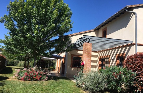 Longages Maison | Holiday Home 'Grande Villa' with Private Terrace, Private Garden and Wi-Fi