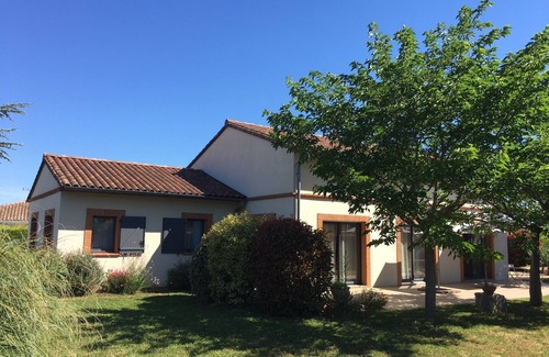 Longages Maison | Holiday Home 'Grande Villa' with Private Terrace, Private Garden and Wi-Fi