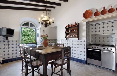 Alenquer Maison | Holiday Home 'Grande' with Mountain View, Shared Pool and Wi-Fi