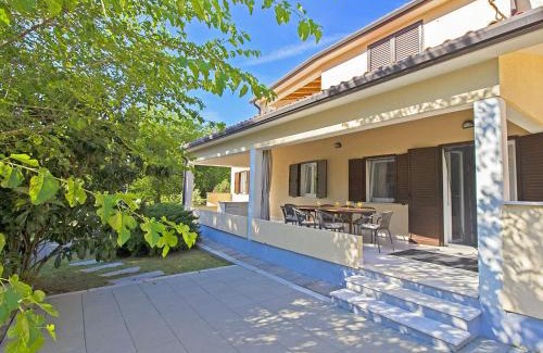 Topid Maison | Holiday Home Green by Interhome