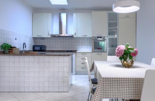 Topid Maison | Holiday Home Green by Interhome