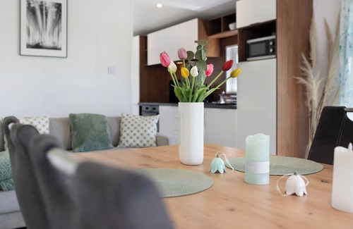 Hessenburg Maison | Holiday Home 'Haus Waldblick' with Private Terrace, Shared Garden and Wi-Fi