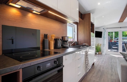 Hessenburg Maison | Holiday Home 'Haus Waldblick' with Private Terrace, Shared Garden and Wi-Fi