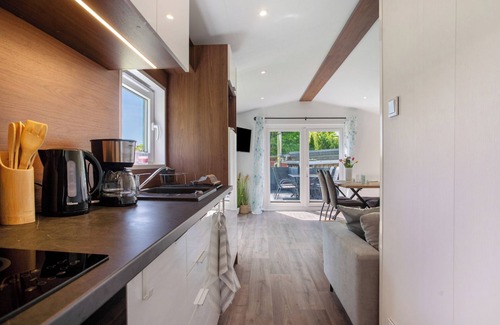 Hessenburg Maison | Holiday Home 'Haus Waldblick' with Private Terrace, Shared Garden and Wi-Fi