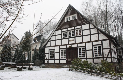 Finnentrop Maison | Holiday Home 'Hueseken' with Shared Garden and Wi-Fi