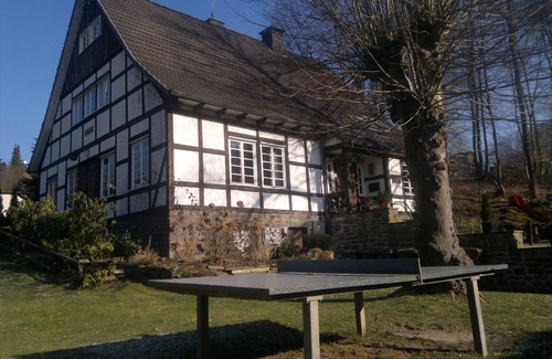 Finnentrop Maison | Holiday Home 'Hueseken' with Shared Garden and Wi-Fi