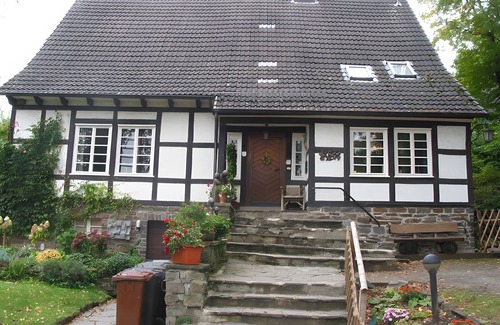 Finnentrop Maison | Holiday Home 'Hueseken' with Shared Garden and Wi-Fi